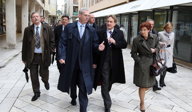 Andrija Hebrang predsjednicki kandidat boravio je u Zadarskoj zupaniji.Tom je prigodom odrzao konferenciju za medije i prosetao Zadrom. Andrija Hebrang , Bozidar Kalmeta i Ana Lovrin u setnji Kalelargom. Foto: Vladimir Ivanov / CROPIX