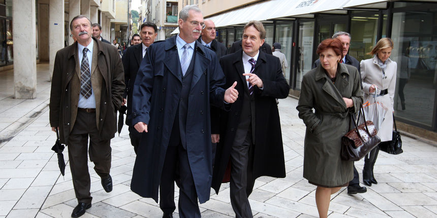 Andrija Hebrang predsjednicki kandidat boravio je u Zadarskoj zupaniji.Tom je prigodom odrzao konferenciju za medije i prosetao Zadrom. Andrija Hebrang , Bozidar Kalmeta i Ana Lovrin u setnji Kalelargom. Foto: Vladimir Ivanov / CROPIX Andrija Hebrang predsjednicki kandidat boravio je u Zadarskoj zupaniji.Tom je prigodom odrzao konferenciju za medije i prosetao Zadrom. Andrija Hebrang , Bozidar Kalmeta i Ana Lovrin u setnji Kalelargom. Foto: Vladimir Ivanov / CROPIX