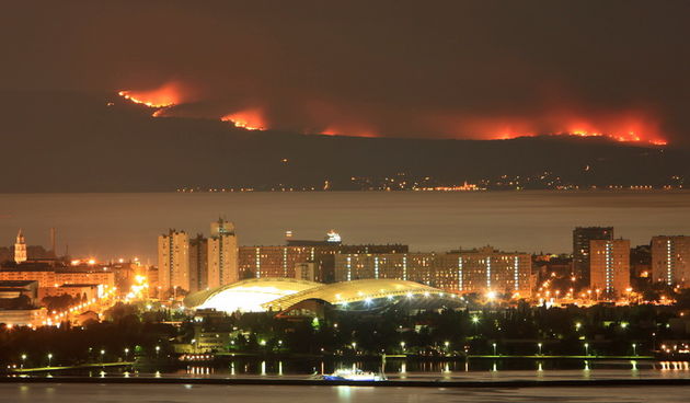 Kastel Sucurac, 140711.
Tjekom poslijepodneva na otoku Bracu izmedju Blace i Pothumlja planuo je veliki sumski pozar. 
Na slici pogled sa Kozjaka iznad Kastel Sucurca na Split i opozareni Brac u prvom planu se vid zvonik sv Duje te Poljudski Stadion.
Foto