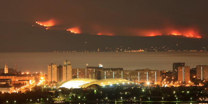 Kastel Sucurac, 140711.
Tjekom poslijepodneva na otoku Bracu izmedju Blace i Pothumlja planuo je veliki sumski pozar.
Na slici pogled sa Kozjaka iznad Kastel Sucurca na Split i opozareni Brac u prvom planu se vid zvonik sv Duje te Poljudski Stadion.
Foto Kastel Sucurac, 140711.
Tjekom poslijepodneva na otoku Bracu izmedju Blace i Pothumlja planuo je veliki sumski pozar.
Na slici pogled sa Kozjaka iznad Kastel Sucurca na Split i opozareni Brac u prvom planu se vid zvonik sv Duje te Poljudski Stadion.
Foto