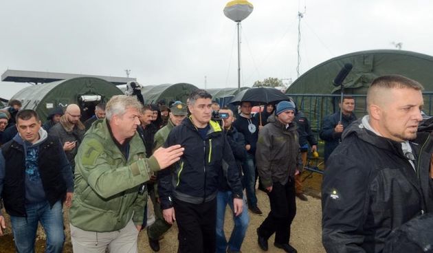 Opatovac – Premjer Zoran Milanovic posjetio je privremeni izbjeglicki kamp u kojem je djelatnicima policije cestitao njihov dan. Milanovicu su se pridruzili ministri Ranko Ostojic i Ante Kotramanovic. Photo: Marko Jurinec/PIXSELL