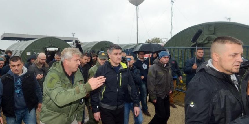 Opatovac – Premjer Zoran Milanovic posjetio je privremeni izbjeglicki kamp u kojem je djelatnicima policije cestitao njihov dan. Milanovicu su se pridruzili ministri Ranko Ostojic i Ante Kotramanovic. Photo: Marko Jurinec/PIXSELL Opatovac – Premjer Zoran Milanovic posjetio je privremeni izbjeglicki kamp u kojem je djelatnicima policije cestitao njihov dan. Milanovicu su se pridruzili ministri Ranko Ostojic i Ante Kotramanovic. Photo: Marko Jurinec/PIXSELL