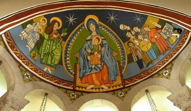 Da se uređenju sakralnih objekata ne pristupa isključivo konzervativno, pokazao je slučaj uređenja crkve Santa Eulalia nedaleko od Barcelone, čiji je strop oslikao grafiter Raul Sanchez Araque