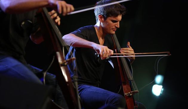11.08.2013., Zadar – Virtuozi 2Cellos nastupili su na Forumu pred mnogobrojnom publikom koja je odusevljeno slusala taktove mladih celista. Photo: Filip Brala/PIXSELL Autor  Filip Brala/PIXSELL KLJUČNE RIJEČI  koncert, forum, Stjepan Hauser, Luka Sulic,