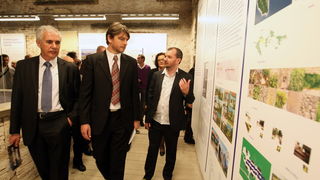 Zadar, 180413.
Providurova palaca, koncertna dvorana.
Zavod za prostorno uredjenje Zadarske zupanije priredio je izlozbu pod nazivom Prostori su djelovanja – 20 godina planiranja Zadarske zupanije.
Izlozba je to koja prikazuje 20 i vise godina rada na Zadar, 180413.
Providurova palaca, koncertna dvorana.
Zavod za prostorno uredjenje Zadarske zupanije priredio je izlozbu pod nazivom Prostori su djelovanja – 20 godina planiranja Zadarske zupanije.
Izlozba je to koja prikazuje 20 i vise godina rada na