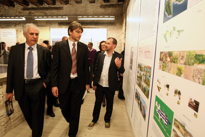 Zadar, 180413.
Providurova palaca, koncertna dvorana.
Zavod za prostorno uredjenje Zadarske zupanije priredio je izlozbu pod nazivom Prostori su djelovanja – 20 godina planiranja Zadarske zupanije.
Izlozba je to koja prikazuje 20 i vise godina rada na Zadar, 180413.
Providurova palaca, koncertna dvorana.
Zavod za prostorno uredjenje Zadarske zupanije priredio je izlozbu pod nazivom Prostori su djelovanja – 20 godina planiranja Zadarske zupanije.
Izlozba je to koja prikazuje 20 i vise godina rada na