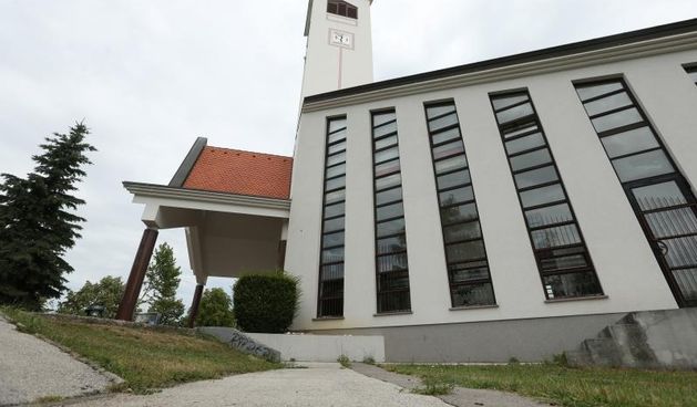 Na stepenicama zupne crkve Dobrog Pastira u Brestju, prije tjedan dana ostavljeno dijete u kolicima koje su pronasli obliznji susjedi.