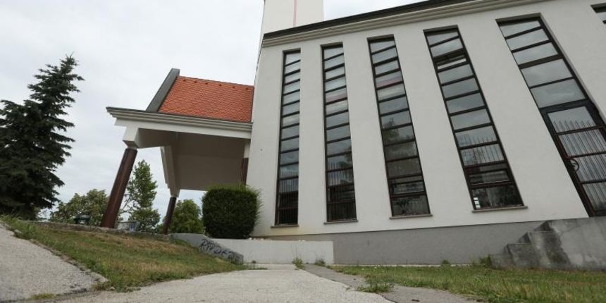 Na stepenicama zupne crkve Dobrog Pastira u Brestju, prije tjedan dana ostavljeno dijete u kolicima koje su pronasli obliznji susjedi. Na stepenicama zupne crkve Dobrog Pastira u Brestju, prije tjedan dana ostavljeno dijete u kolicima koje su pronasli obliznji susjedi.