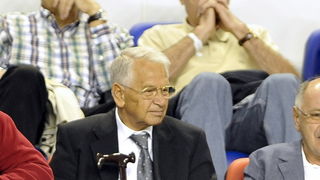 Split, 300910.
Stadion Poljud.
Nogometna utakmica drugog kola Europske lige,
Hajduk – Anderlecht.
Na fotografiji: Tomislav Ivic, u pozadini Ivan Katalinic i Iko Buljan.
Foto: Josko Ponos / CROPIX Split, 300910.
Stadion Poljud.
Nogometna utakmica drugog kola Europske lige,
Hajduk – Anderlecht.
Na fotografiji: Tomislav Ivic, u pozadini Ivan Katalinic i Iko Buljan.
Foto: Josko Ponos / CROPIX