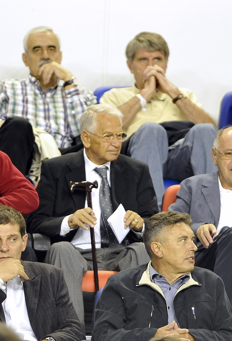 Split, 300910.
Stadion Poljud.
Nogometna utakmica drugog kola Europske lige,
Hajduk – Anderlecht.
Na fotografiji: Tomislav Ivic, u pozadini Ivan Katalinic i Iko Buljan.
Foto: Josko Ponos / CROPIX Split, 300910.
Stadion Poljud.
Nogometna utakmica drugog kola Europske lige,
Hajduk – Anderlecht.
Na fotografiji: Tomislav Ivic, u pozadini Ivan Katalinic i Iko Buljan.
Foto: Josko Ponos / CROPIX