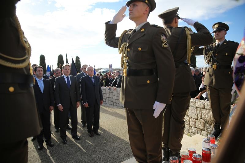 Kolonom sjećanja i polaganjem vijenaca obilježena 23. obljetnica stradanja Škabrnje, Foto: Filip Brala/PIXSELL Kolonom sjećanja i polaganjem vijenaca obilježena 23. obljetnica stradanja Škabrnje, Foto: Filip Brala/PIXSELL