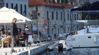 Može li bivši James Bond ‘proći’ kao obični turist? Pierce Brosnan na Visu pokazao još jedan talent