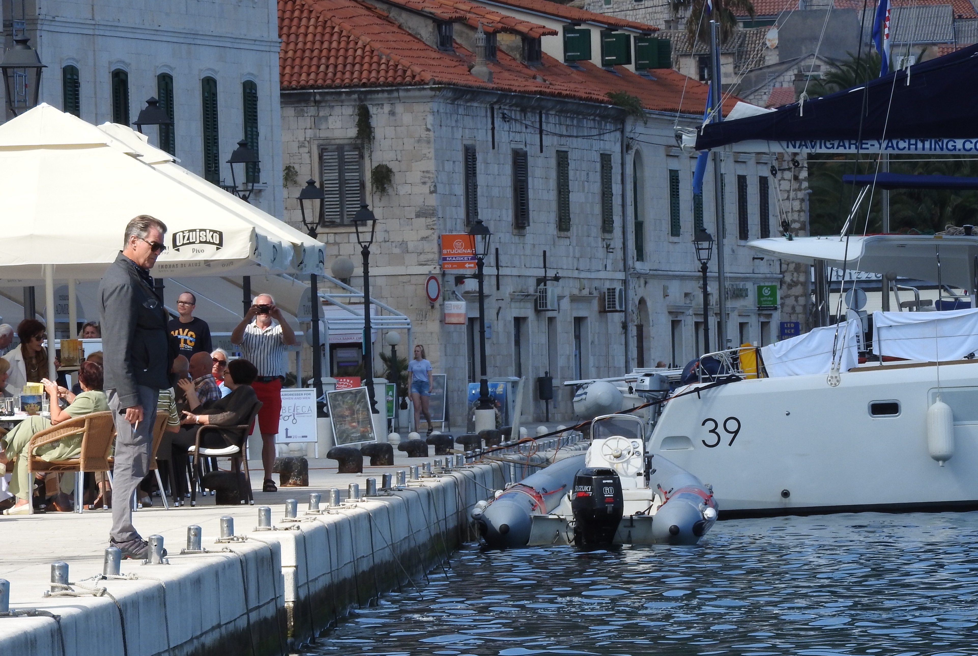 Može li bivši James Bond ‘proći’ kao obični turist? Pierce Brosnan na Visu pokazao još jedan talent