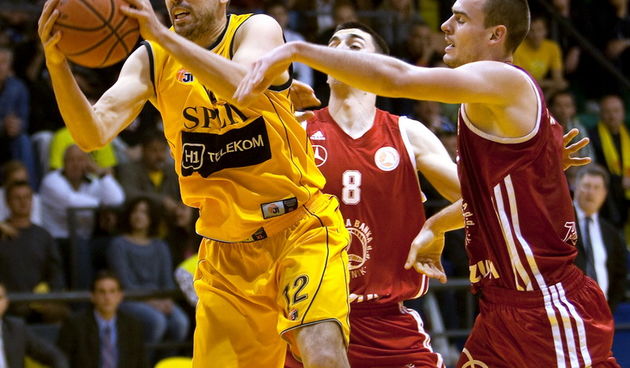 Split, 300312.Dvorana Gripe.Kosarkaska utakmica 4. kola A1 lige za prvaka 2012. Utakmica izmedju KK Split – KK Jolly JB.Na slici: Toni Dijan i Vlajic.Foto: Vojko Basic / CROPIX