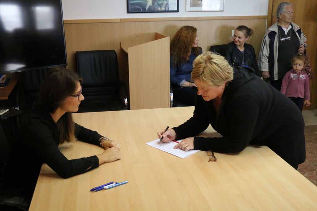 Vir: Dodjela materijalne pomoći roditeljima za nabavku udžbenika i školske opreme Vir: Dodjela materijalne pomoći roditeljima za nabavku udžbenika i školske opreme