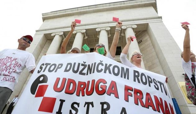 Zagreb – Ispred Hrvatske narodne banke na Trgu hrvatskih velikana odrzan je prosvjed udruge Franak kojim traze ostavku guvernera Borisa Vujcica. Photo: Tomislav Miletic/PIXSELL