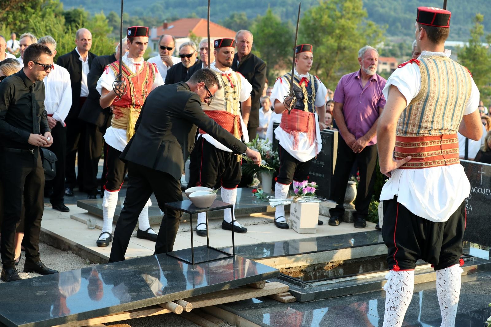 Posljednji ispraćaj Olivera Dragojevića na groblju Sveti Roko u Veloj Luci Posljednji ispraćaj Olivera Dragojevića na groblju Sveti Roko u Veloj Luci