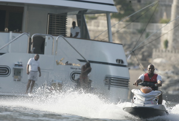 Dubrovnik, 180809.
Jedna od najpopularnijih svjetskih pjevacica Beyonce Knowles u pratnji supruga, americkog repera i producenta Jay-Z-a odmara se na luksuznoj jahti Va bene usidrenoj ispred dubrovackog hotela Argentina.
Na fotografiji: Beyonce na jahti V Dubrovnik, 180809.
Jedna od najpopularnijih svjetskih pjevacica Beyonce Knowles u pratnji supruga, americkog repera i producenta Jay-Z-a odmara se na luksuznoj jahti Va bene usidrenoj ispred dubrovackog hotela Argentina.
Na fotografiji: Beyonce na jahti V
