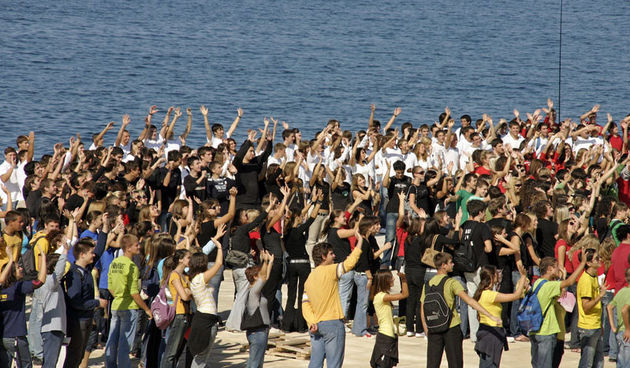Sime Strikoman slika srednjoskolce na morskim orguljama