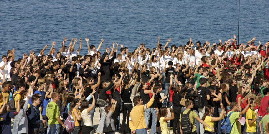 Sime Strikoman slika srednjoskolce na morskim orguljama