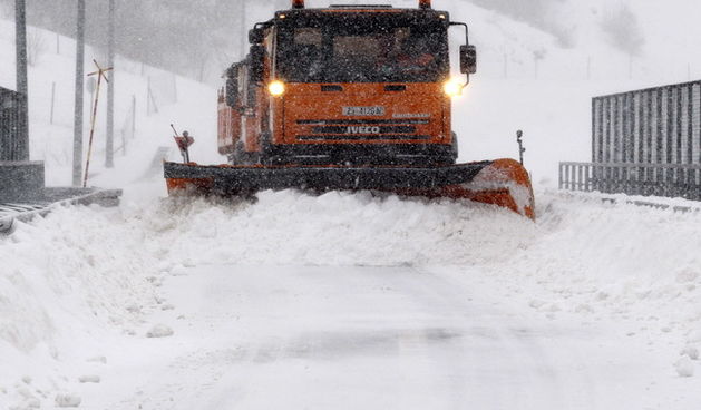 Zadar, 100310. Jaka bura uzrokuje probleme na cestama i na moru. Cesta izmedju Obrovca i Gracaca. Ralice bez prestanka ciste jedinu cestu koja povezuje Dalmaciju sa ostatkom Hrvatske. Foto: Jure Miskovic / CROPIX