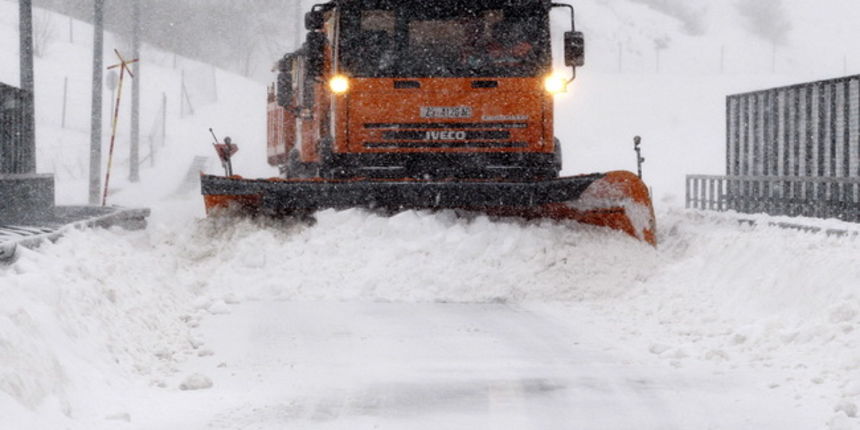 Zadar, 100310. Jaka bura uzrokuje probleme na cestama i na moru. Cesta izmedju Obrovca i Gracaca. Ralice bez prestanka ciste jedinu cestu koja povezuje Dalmaciju sa ostatkom Hrvatske. Foto: Jure Miskovic / CROPIX