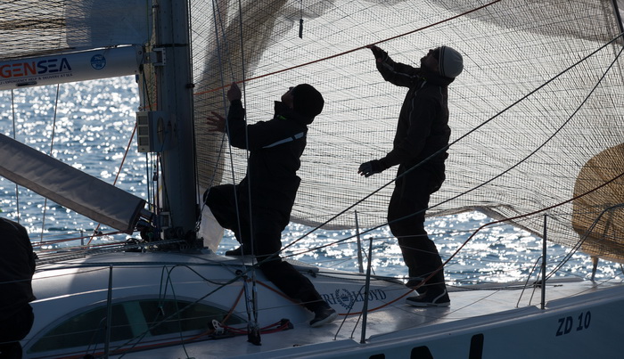 Zadar, 260211.
U Biogradskom akvatoriju se ovoga vikenda odrzava 11. Karnevalska regata. U tri jedrenja natjecati ce se 50-ak brodova.
Na slici: detalj sa subotnjeg jedrenja.
Foto: Vladimir Ivanov / CROPIX Zadar, 260211.
U Biogradskom akvatoriju se ovoga vikenda odrzava 11. Karnevalska regata. U tri jedrenja natjecati ce se 50-ak brodova.
Na slici: detalj sa subotnjeg jedrenja.
Foto: Vladimir Ivanov / CROPIX