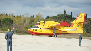 Posade dvaju Canadiara vratili se s uspješne misije u sjevernoj Italiji Posade dvaju Canadiara vratili se s uspješne misije u sjevernoj Italiji