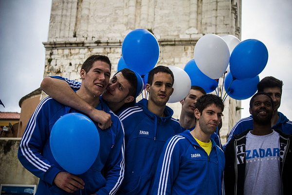 Druženje s košarkašima Zadra u Caffe baru Forum, Foto: Mia Čop Druženje s košarkašima Zadra u Caffe baru Forum, Foto: Mia Čop