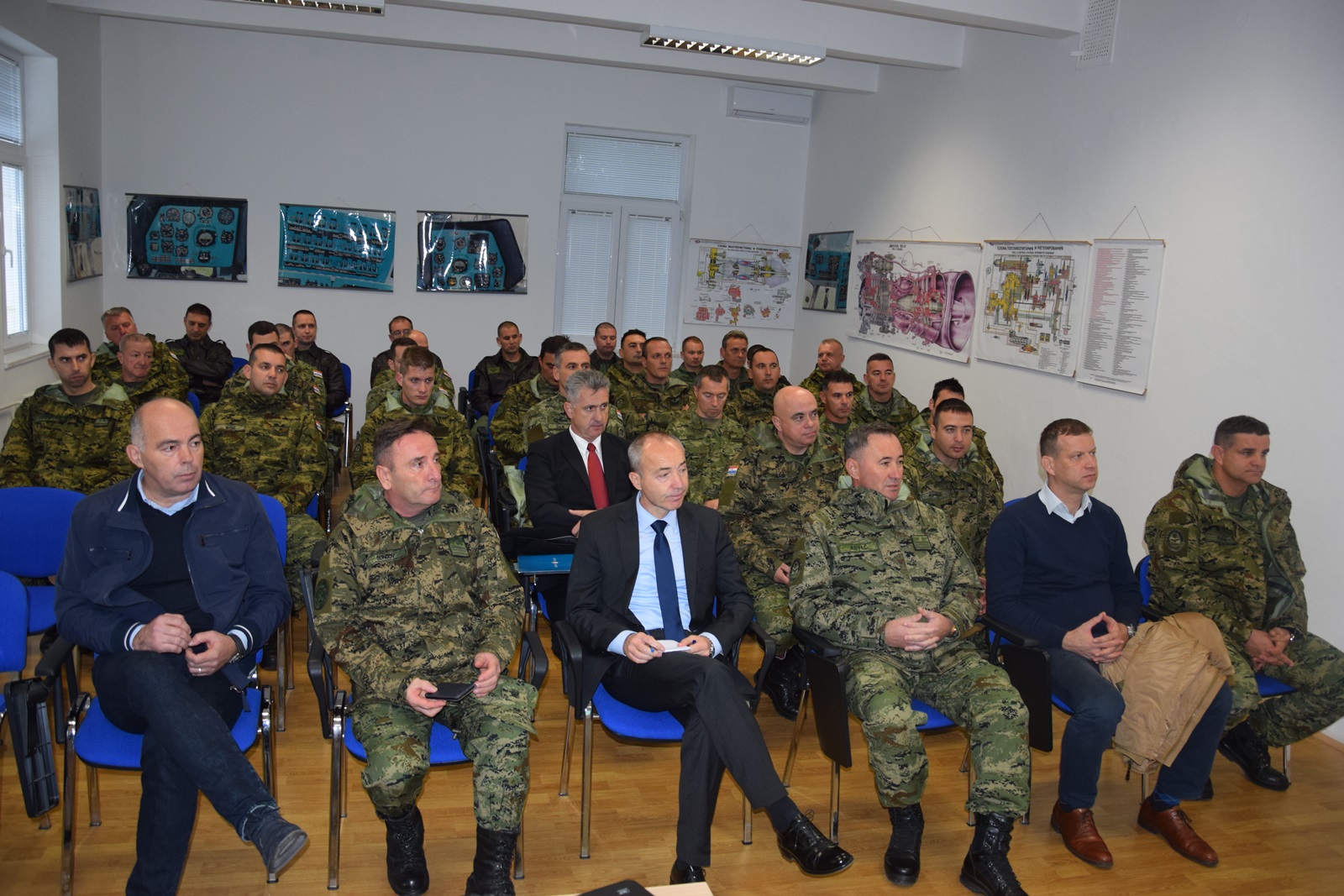 Ministar Krstičević posjetio eskadrilu transportnih helikoptera Ministar Krstičević posjetio eskadrilu transportnih helikoptera