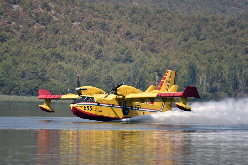 Piloti kanadera oduševljavali spektakularnim uzimanjem vode iz Visovačkog jezera Piloti kanadera oduševljavali spektakularnim uzimanjem vode iz Visovačkog jezera
