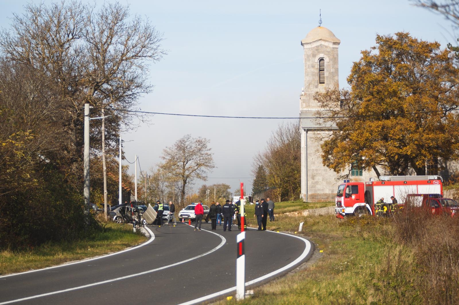 Jošani: Tri osobe poginule u frontalnom sudaru između dva automobila Jošani: Tri osobe poginule u frontalnom sudaru između dva automobila