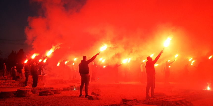 Društvo prijatelja Hajduka Zadar, bakljada na Forumu kao uvertira za Bilu noć Društvo prijatelja Hajduka Zadar, bakljada na Forumu kao uvertira za Bilu noć