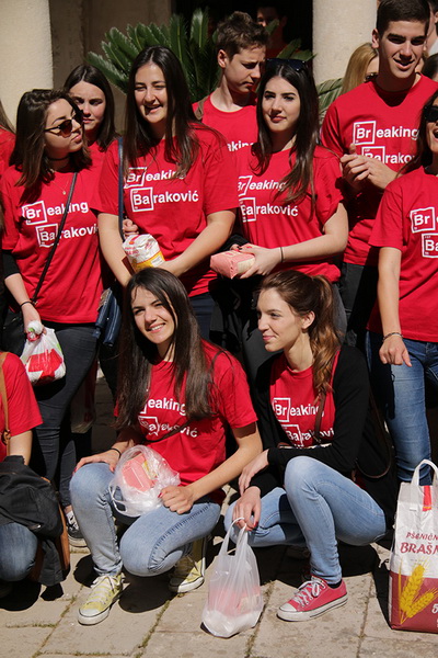 Zadarski maturanti donirali brašno Socijalnoj samoposluzi Zadarski maturanti donirali brašno Socijalnoj samoposluzi