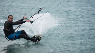 Južina nekima donosi glavobolju, surferima i kajterima je prava radost. Tako je bilo i jučer. Na biogradskoj plaži Dražica okupilo se dvadesetak ljubitelja vjetra, većina iz kiteboarding kluba Badevana-surf iz Zagreba. Iako su po meteorološkoj prognozi oč