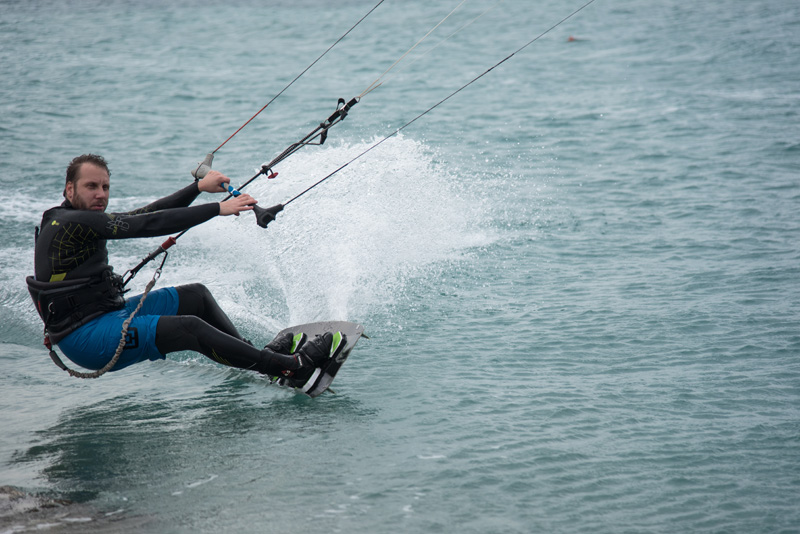 Južina nekima donosi glavobolju, surferima i kajterima je prava radost. Tako je bilo i jučer. Na biogradskoj plaži Dražica okupilo se dvadesetak ljubitelja vjetra, većina iz kiteboarding kluba Badevana-surf iz Zagreba. Iako su po meteorološkoj prognozi oč