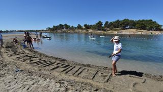 Uz vodstvo kipara mentora na plažama su djeca i odrasli gradili poznate ninske crkvice, glagoljaške natpise i druge figure