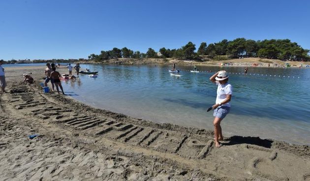 Uz vodstvo kipara mentora na plažama su djeca i odrasli gradili poznate ninske crkvice, glagoljaške natpise i druge figure