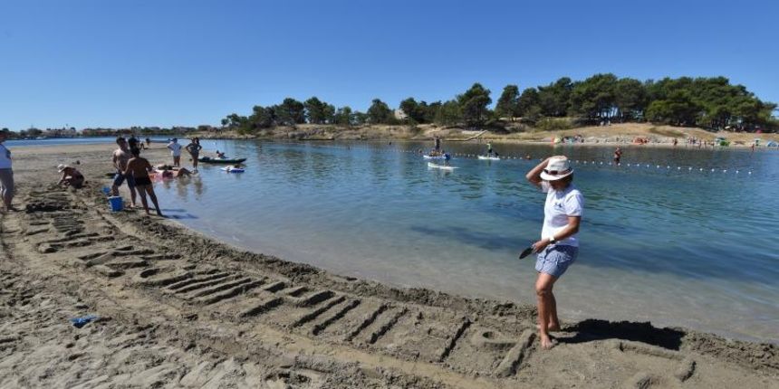 Uz vodstvo kipara mentora na plažama su djeca i odrasli gradili poznate ninske crkvice, glagoljaške natpise i druge figure