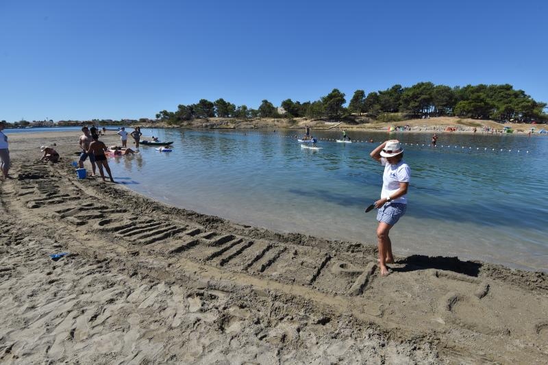 Uz vodstvo kipara mentora na plažama su djeca i odrasli gradili poznate ninske crkvice, glagoljaške natpise i druge figure