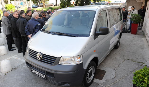 Zadar, 140411.
Jutros u 10 sati ispred kluba Arsenal odrzana je primopredaja donacije Udruzi hrvatskih vojnih invalida Domovinskog rata Zadar. Rijec je o transportnom vozilu marke VW u vrijednosti od dvadeset tisuca eura. Donaciju su omogucili Savezna rep