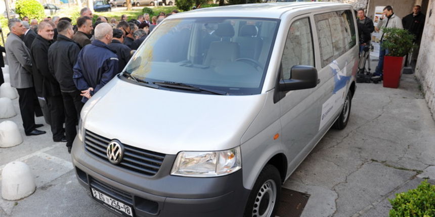Zadar, 140411.
Jutros u 10 sati ispred kluba Arsenal odrzana je primopredaja donacije Udruzi hrvatskih vojnih invalida Domovinskog rata Zadar. Rijec je o transportnom vozilu marke VW u vrijednosti od dvadeset tisuca eura. Donaciju su omogucili Savezna rep Zadar, 140411.
Jutros u 10 sati ispred kluba Arsenal odrzana je primopredaja donacije Udruzi hrvatskih vojnih invalida Domovinskog rata Zadar. Rijec je o transportnom vozilu marke VW u vrijednosti od dvadeset tisuca eura. Donaciju su omogucili Savezna rep
