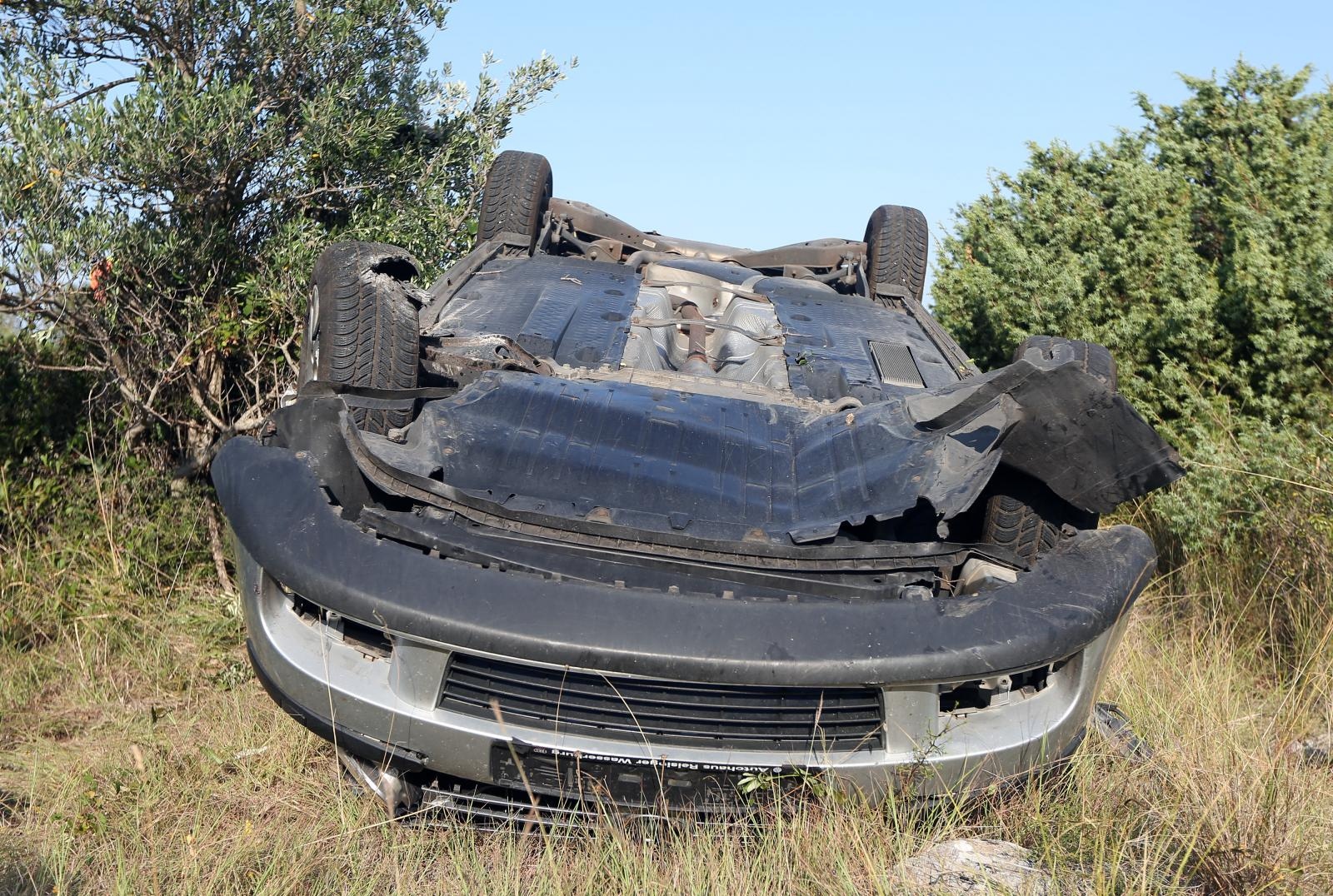 Prosika: Pri slijetanju automobila s kolnika jedna je osoba poginula Prosika: Pri slijetanju automobila s kolnika jedna je osoba poginula