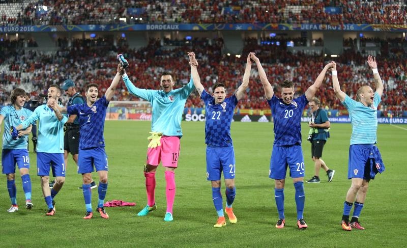 Velika fešta hrvatskih nogometaša i navijača u Bordeauxu nakon pobjede nad Španjolskom 2-1. Photo: Sanjin Strukic/PIXSELL Velika fešta hrvatskih nogometaša i navijača u Bordeauxu nakon pobjede nad Španjolskom 2-1. Photo: Sanjin Strukic/PIXSELL