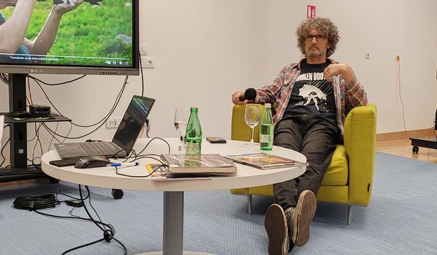 Poznati zadarski fotograf Stipe Surać predstavio se mladima u Gradskoj knjižnici u programu kojeg je organizirao Američki kutak. Poznati zadarski fotograf Stipe Surać predstavio se mladima u Gradskoj knjižnici u programu kojeg je organizirao Američki kutak.