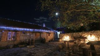 Razvodje – Marko Duvancic, jedan od najpoznatijih proizvodjaca vina oducio je da na svom imanju osim bacava od vina koje je pretvorio u sobe za smjestaj gostiju iznenadi svoje goste a posebno djecu bozicnom bajkom. U tom stilu okitio je i osvijetlio svoje Razvodje – Marko Duvancic, jedan od najpoznatijih proizvodjaca vina oducio je da na svom imanju osim bacava od vina koje je pretvorio u sobe za smjestaj gostiju iznenadi svoje goste a posebno djecu bozicnom bajkom. U tom stilu okitio je i osvijetlio svoje