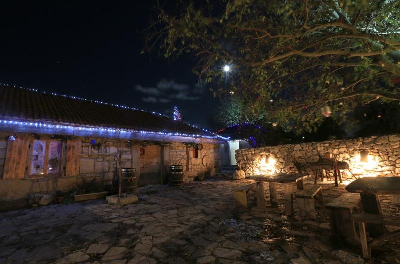 Razvodje – Marko Duvancic, jedan od najpoznatijih proizvodjaca vina oducio je da na svom imanju osim bacava od vina koje je pretvorio u sobe za smjestaj gostiju iznenadi svoje goste a posebno djecu bozicnom bajkom. U tom stilu okitio je i osvijetlio svoje Razvodje – Marko Duvancic, jedan od najpoznatijih proizvodjaca vina oducio je da na svom imanju osim bacava od vina koje je pretvorio u sobe za smjestaj gostiju iznenadi svoje goste a posebno djecu bozicnom bajkom. U tom stilu okitio je i osvijetlio svoje