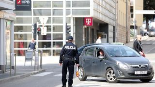 Čišćenje ulice u Šibeniku nakon masovne tuče navijača u Šibeniku Čišćenje ulice u Šibeniku nakon masovne tuče navijača u Šibeniku