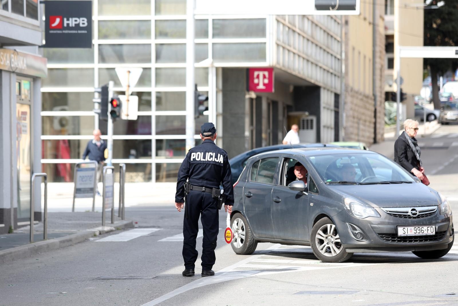 Čišćenje ulice u Šibeniku nakon masovne tuče navijača u Šibeniku Čišćenje ulice u Šibeniku nakon masovne tuče navijača u Šibeniku