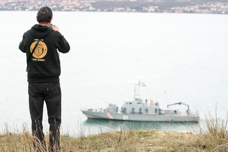 Polaganjem vijenaca na središnjem križu, u Novigradu je obilježena obljetnica pogibije članova HRM-a i Druge gardijske brigade za vrijeme akcije Maslenica. Photo: Dino Stanin/PIXSELL Polaganjem vijenaca na središnjem križu, u Novigradu je obilježena obljetnica pogibije članova HRM-a i Druge gardijske brigade za vrijeme akcije Maslenica. Photo: Dino Stanin/PIXSELL